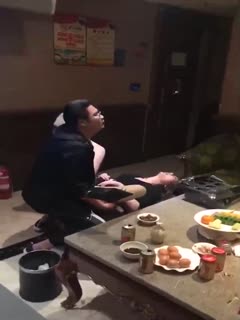 在KTV里媳妇和兄弟玩游戏输了我只能看着她挨操 在KTV里媳妇和兄弟玩游戏输了我只能看着她挨操