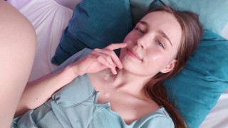 操了一个穿着裙子的女孩并射在她脸上 操了一个穿着裙子的女孩并射在她脸上