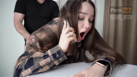 当我在电话里和一个男人说话时我的继兄操了我 当我在电话里和一个男人说话时我的继兄操了我
