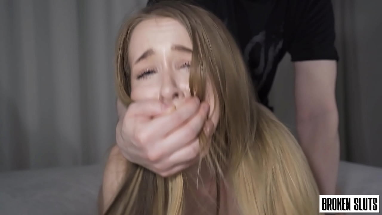 娇小的少女第一次粗暴三人行中被猛击 娇小的少女第一次粗暴三人行中被猛击