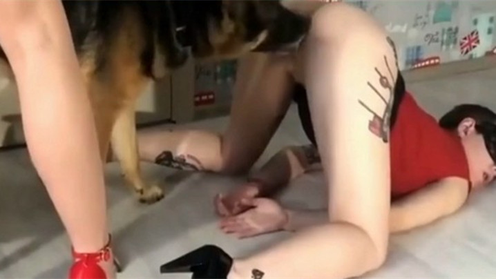 姐姐教唆狗狗操自己的妹妹 姐姐教唆狗狗操自己的妹妹