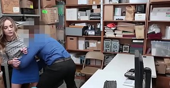 狂热的金发少女小偷被商店保安指交和性交 狂热的金发少女小偷被商店保安指交和性交