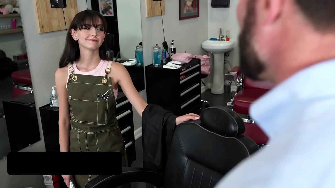 小宝贝SerenaHill的紧致小穴被巨屌猛戳和拉伸 小宝贝SerenaHill的紧致小穴被巨屌猛戳和拉伸