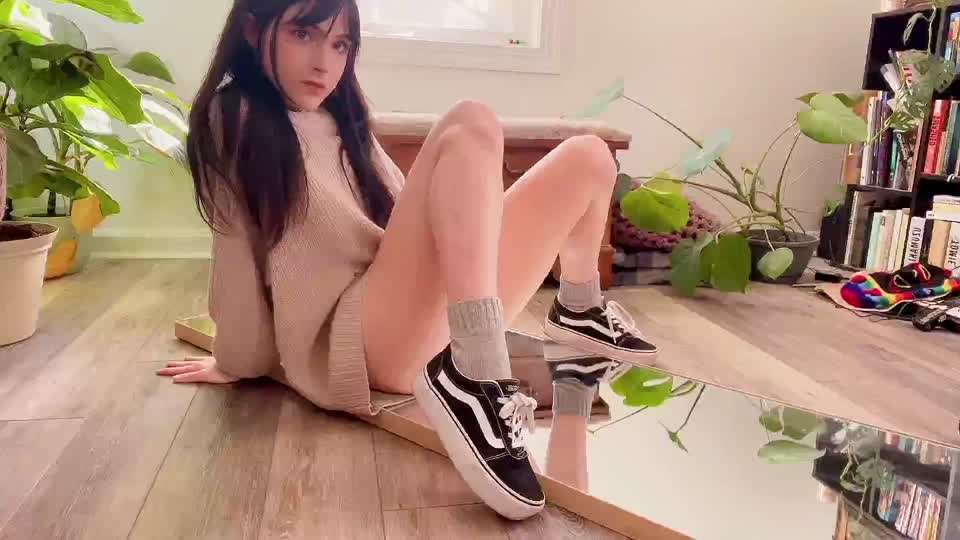 坐在镜子上面自慰 坐在镜子上面自慰