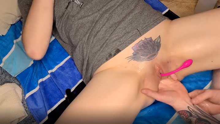 精彩的性爱美女的阴道被男子拳头深入抽插 精彩的性爱美女的阴道被男子拳头深入抽插